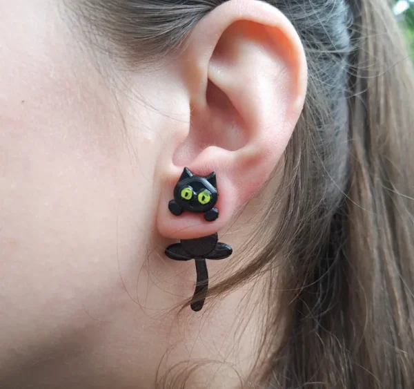 Brincos de gatinho preto
